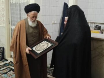 دیدار آیت الله سید مجتبی حسینی نماینده ولی فقیه در کشور عراق و عضو مجلس خبرگان استان خراسان رضوی به همراه محمد عطائیان (نماینده رئیس بنیاد شهید و امور ایثارگران در امور ایثارگران مدافع حرم) با خانواده محترم شهید مدافع حرم فاطمیون”شهید محمد صدیق رضایی”